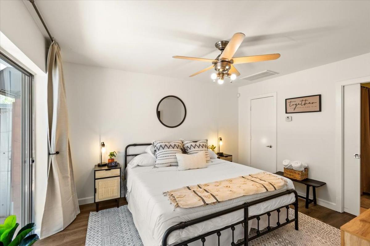 Luxe 3 Story Townhome With Downtown View Near Nrg Stadium Centrally Located Walkable To Popular Restaurants Holiday home