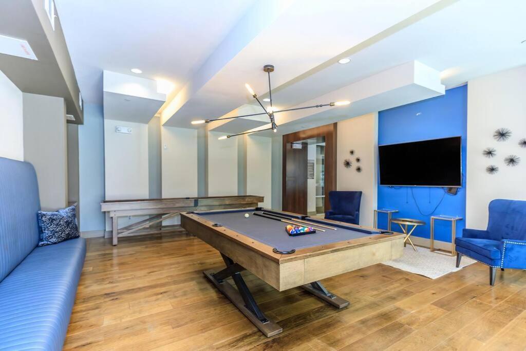 Downtown Gem: Parking Pool Wifi Sleeps 4 Apartment