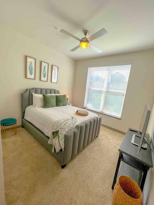 Apartment Downtown Gem: Parking Pool Wifi Sleeps 4