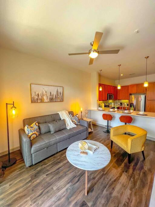 Downtown Gem: Parking Pool Wifi Sleeps 4 Apartment *