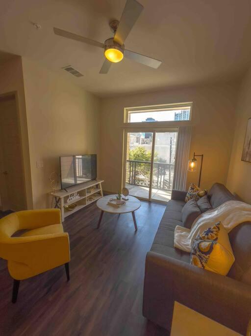 Downtown Gem: Parking Pool Wifi Sleeps 4 Apartment