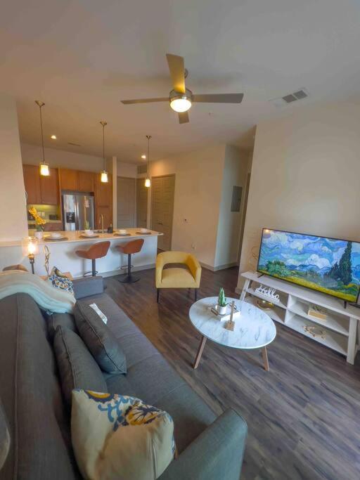 Downtown Gem: Parking Pool Wifi Sleeps 4 Apartment *
