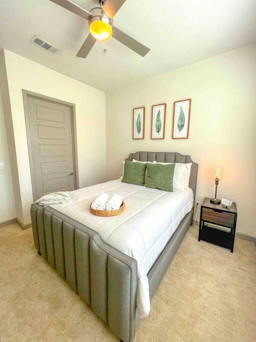 Downtown Gem: Parking Pool Wifi Sleeps 4 Apartment