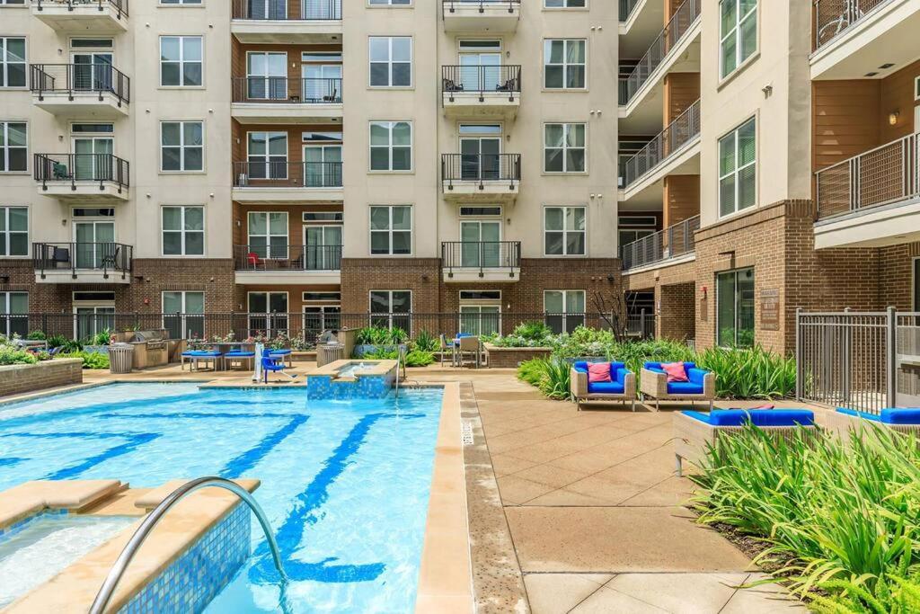 Downtown Gem: Parking Pool Wifi Sleeps 4
