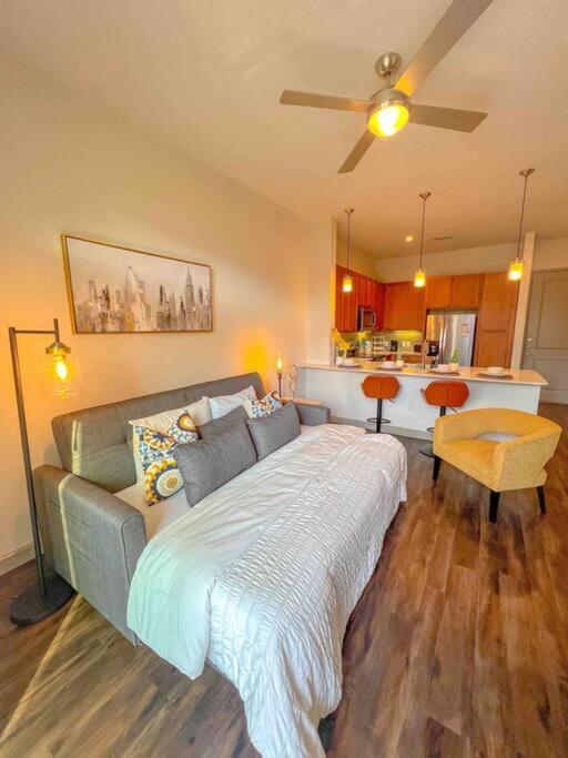 Downtown Gem: Parking Pool Wifi Sleeps 4 Apartment
