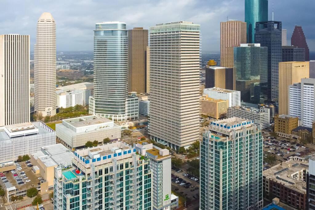 Downtown Gem: Parking Pool Wifi Sleeps 4 * Houston