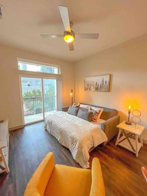 Downtown Gem: Parking Pool Wifi Sleeps 4 Apartment *