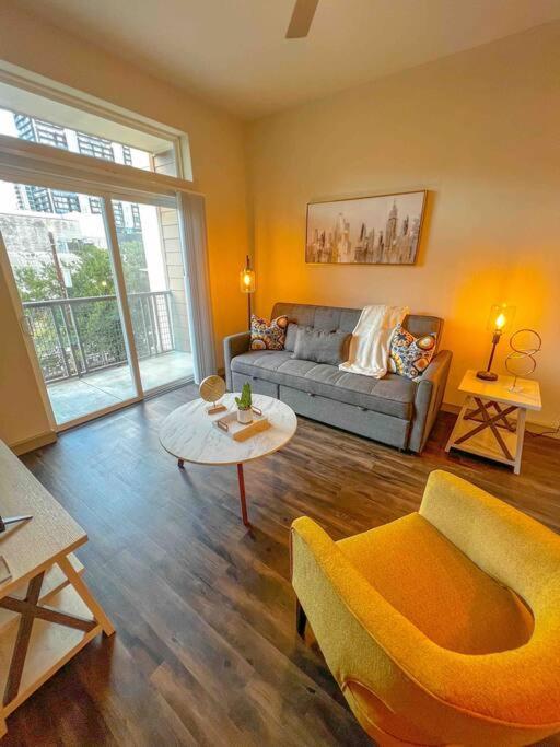 Downtown Gem: Parking Pool Wifi Sleeps 4 Apartment *