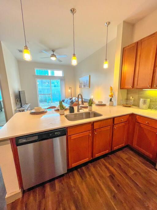 Downtown Gem: Parking Pool Wifi Sleeps 4 Apartment