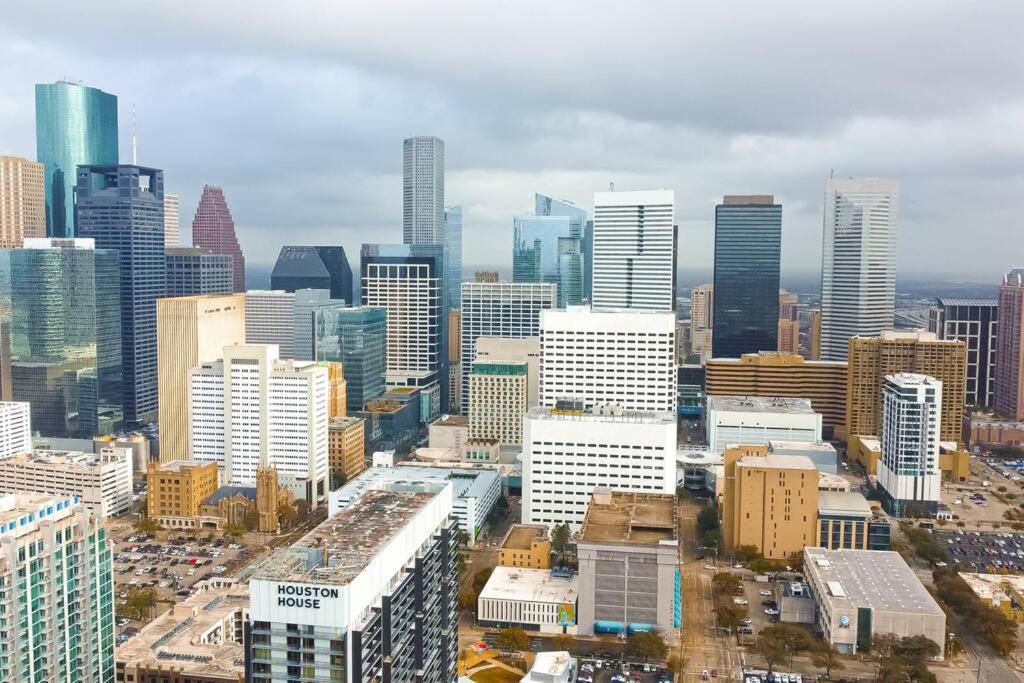 Downtown Gem: Parking Pool Wifi Sleeps 4 Apartment Houston