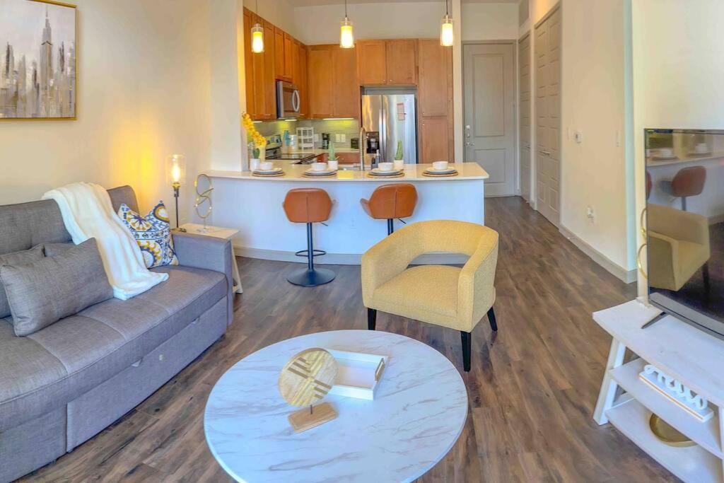 Downtown Gem: Parking Pool Wifi Sleeps 4 Apartment