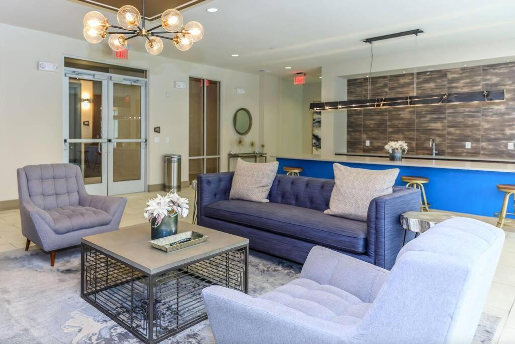 Downtown Gem: Parking Pool Wifi Sleeps 4 Apartment *