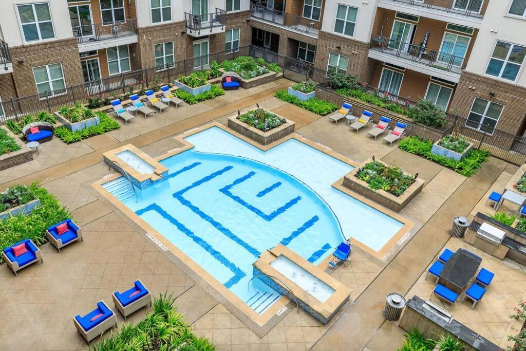 Apartment Downtown Gem: Parking Pool Wifi Sleeps 4 Houston