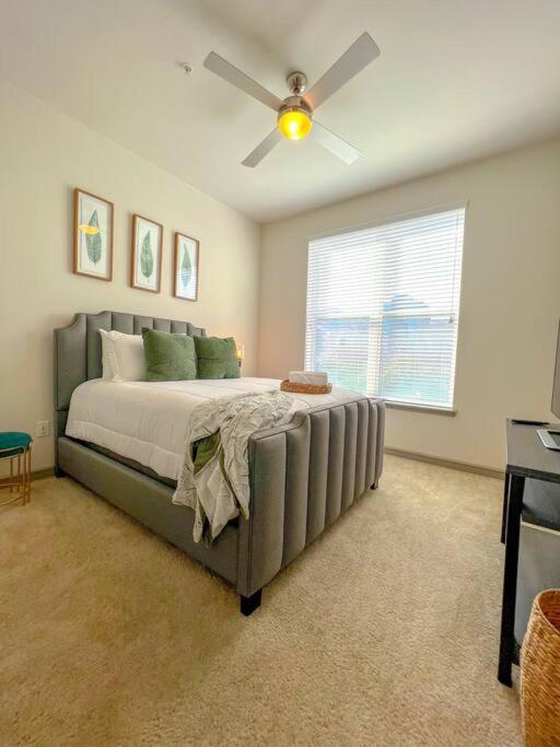 Apartment Downtown Gem: Parking Pool Wifi Sleeps 4 Houston