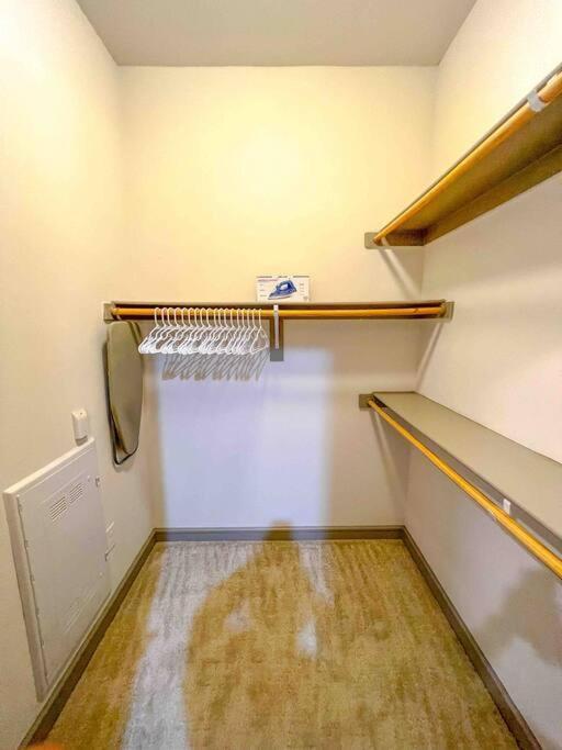 Apartment Downtown Gem: Parking Pool Wifi Sleeps 4