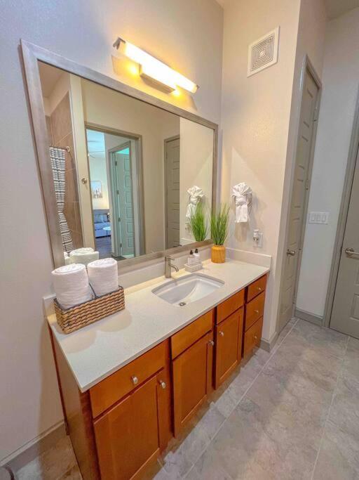 Downtown Gem: Parking Pool Wifi Sleeps 4 Apartment Houston