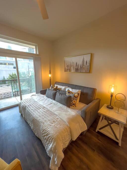 Downtown Gem: Parking Pool Wifi Sleeps 4 Apartment *