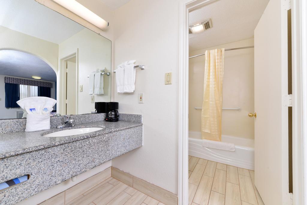Motel Americas Value And Houston/northwest Brookhollow Houston