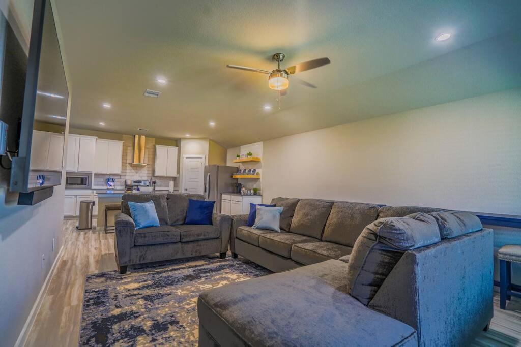 Stunning 3 Bedroom, 2 Bath Close To Everything! Villa