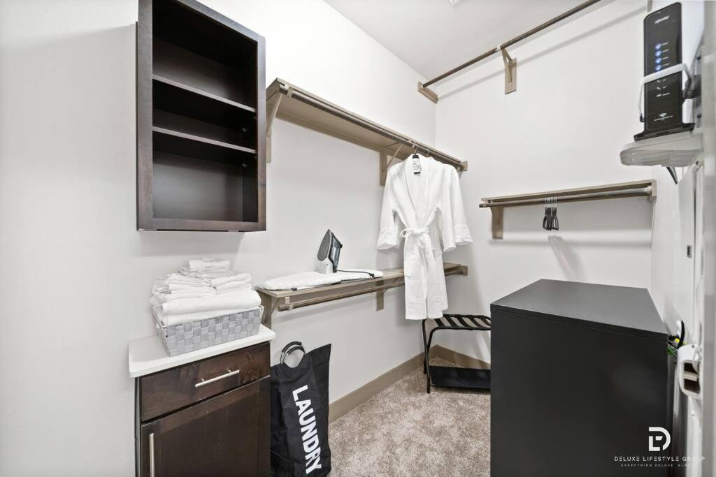 Downtown Deluxe King With Amenities, Pool And Free Parking