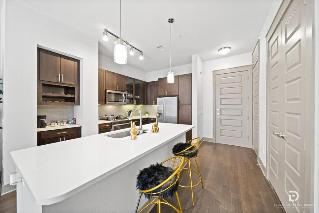 Apartment Downtown Deluxe King With Amenities, Pool And Free Parking