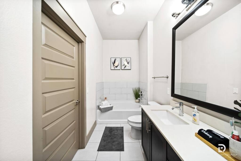 Downtown Deluxe King With Amenities, Pool And Free Parking *