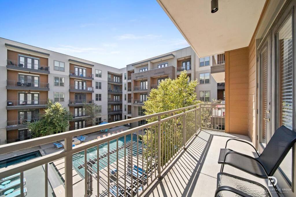 Downtown Deluxe King With Amenities, Pool And Free Parking Apartment