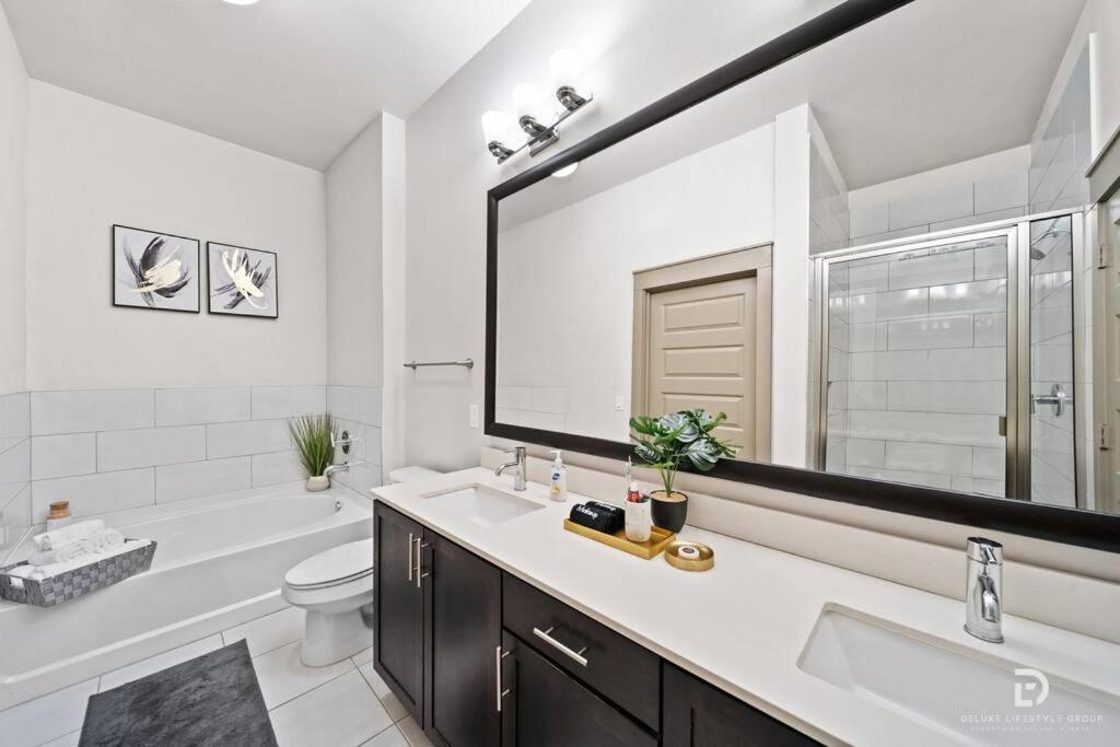 Downtown Deluxe King With Amenities, Pool And Free Parking Apartment *