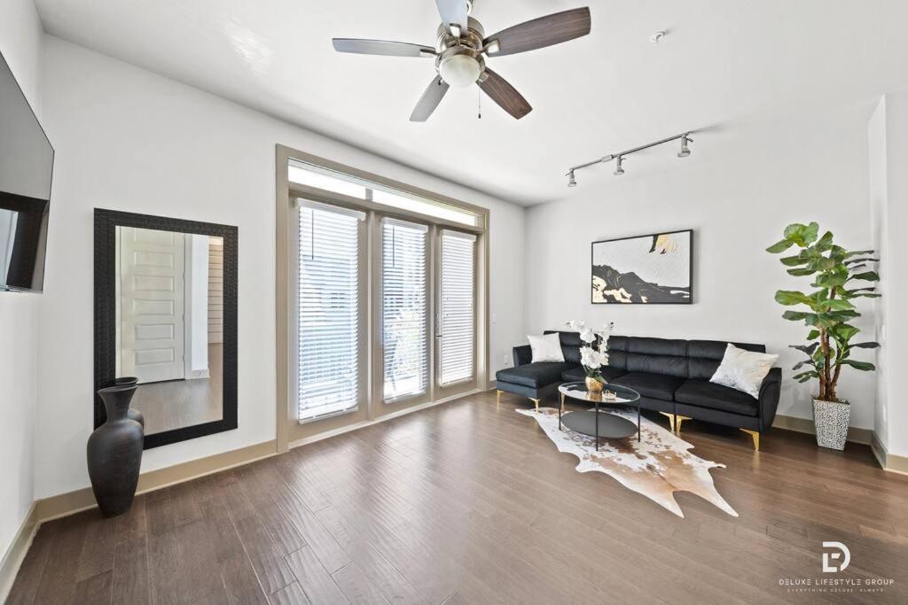 Downtown Deluxe King With Amenities, Pool And Free Parking Apartment Houston