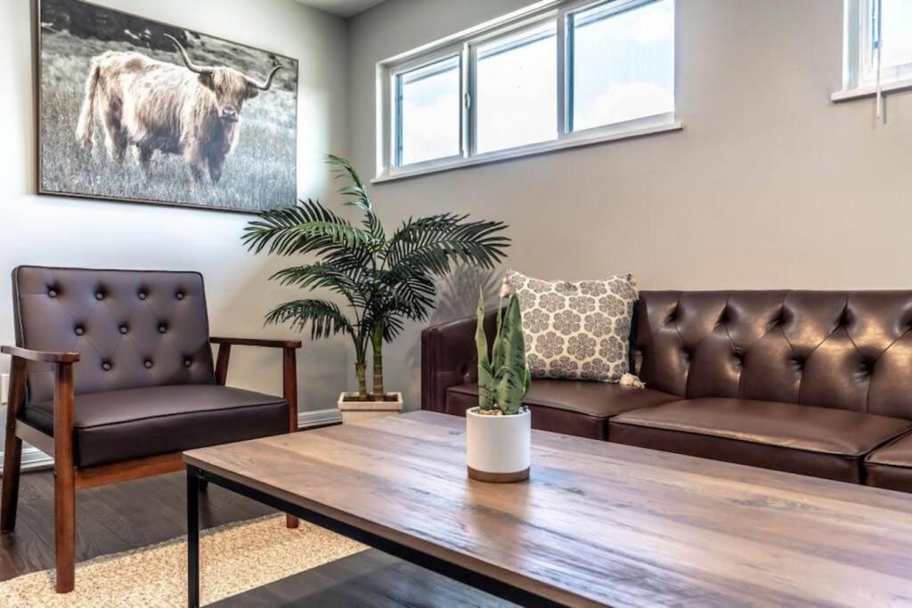 Apartment Roomy Urban Montrose! Free Parking #9