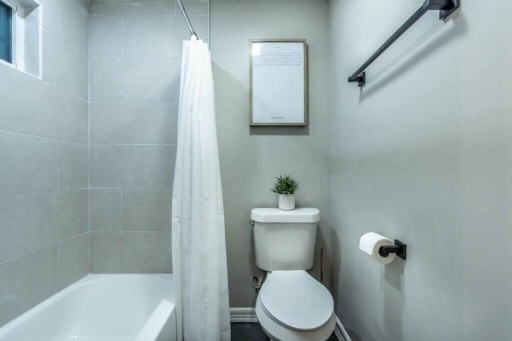 Roomy Urban Montrose! Free Parking #9 *