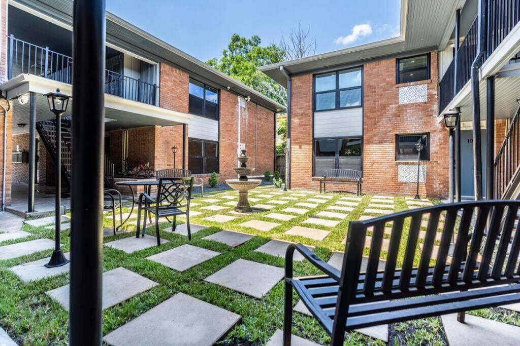 Apartment Roomy Urban Montrose! Free Parking #9 *