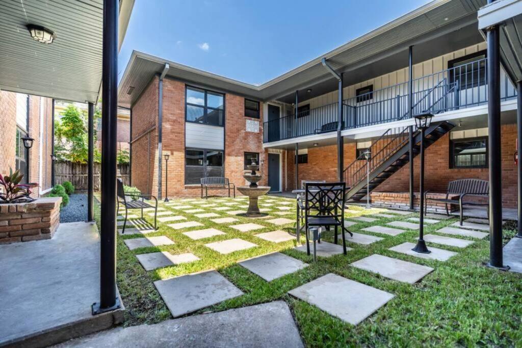 Roomy Urban Montrose! Free Parking #9 * Houston