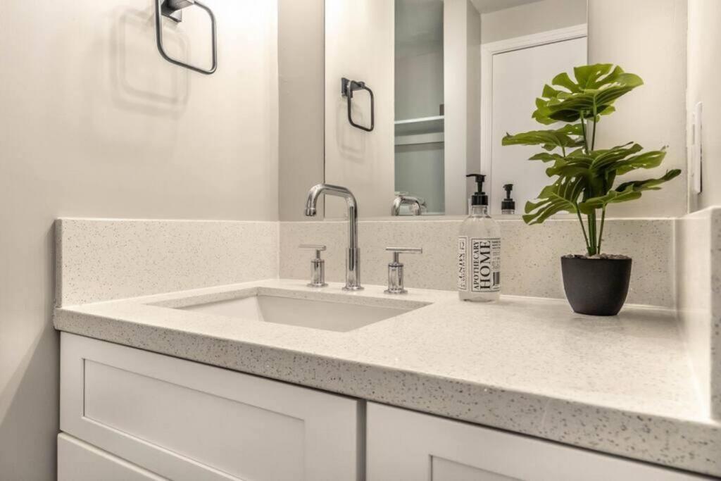 Roomy Urban Montrose! Free Parking #9 * Houston