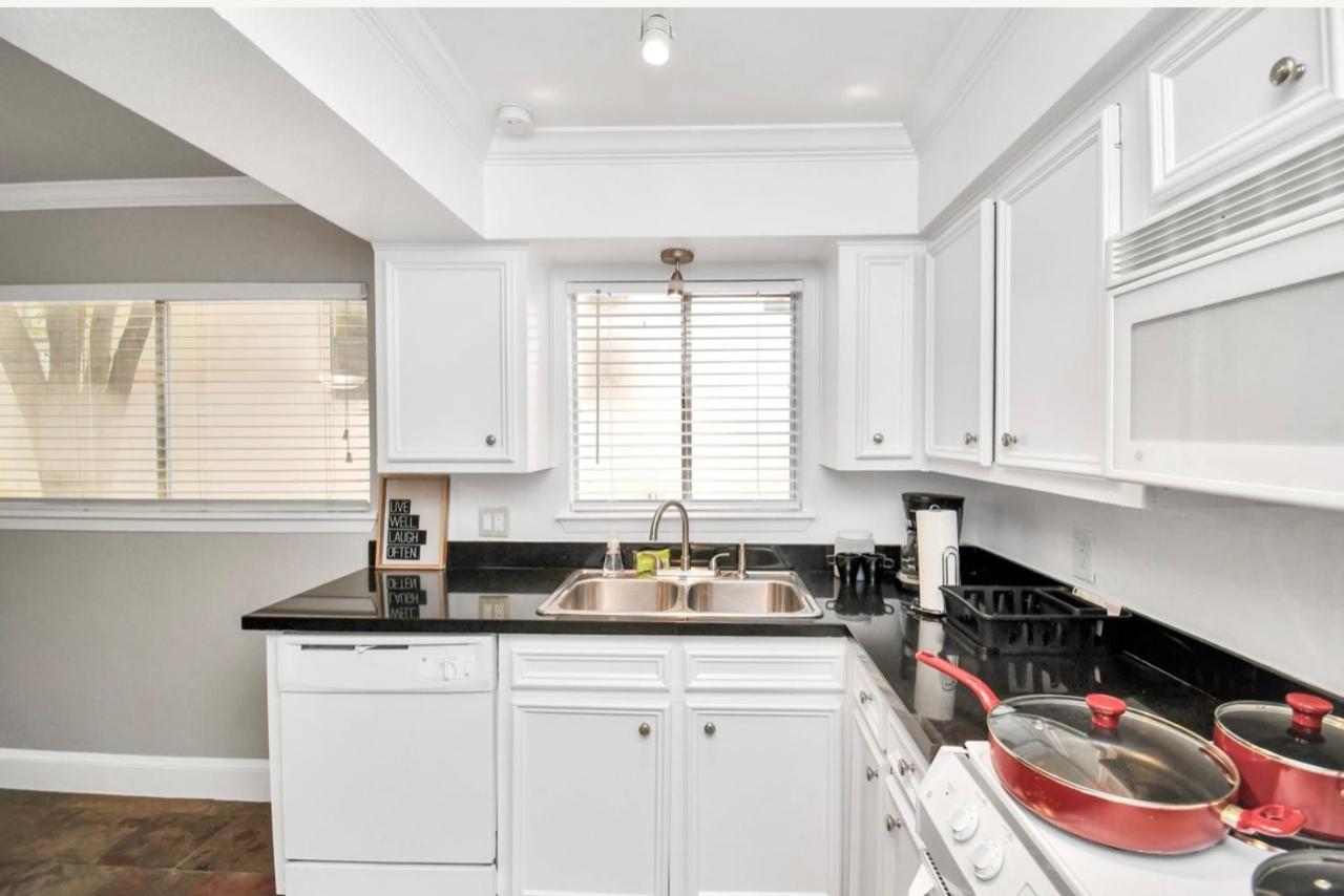 Retro Haven 2br Townhome Located In Montrose Houston