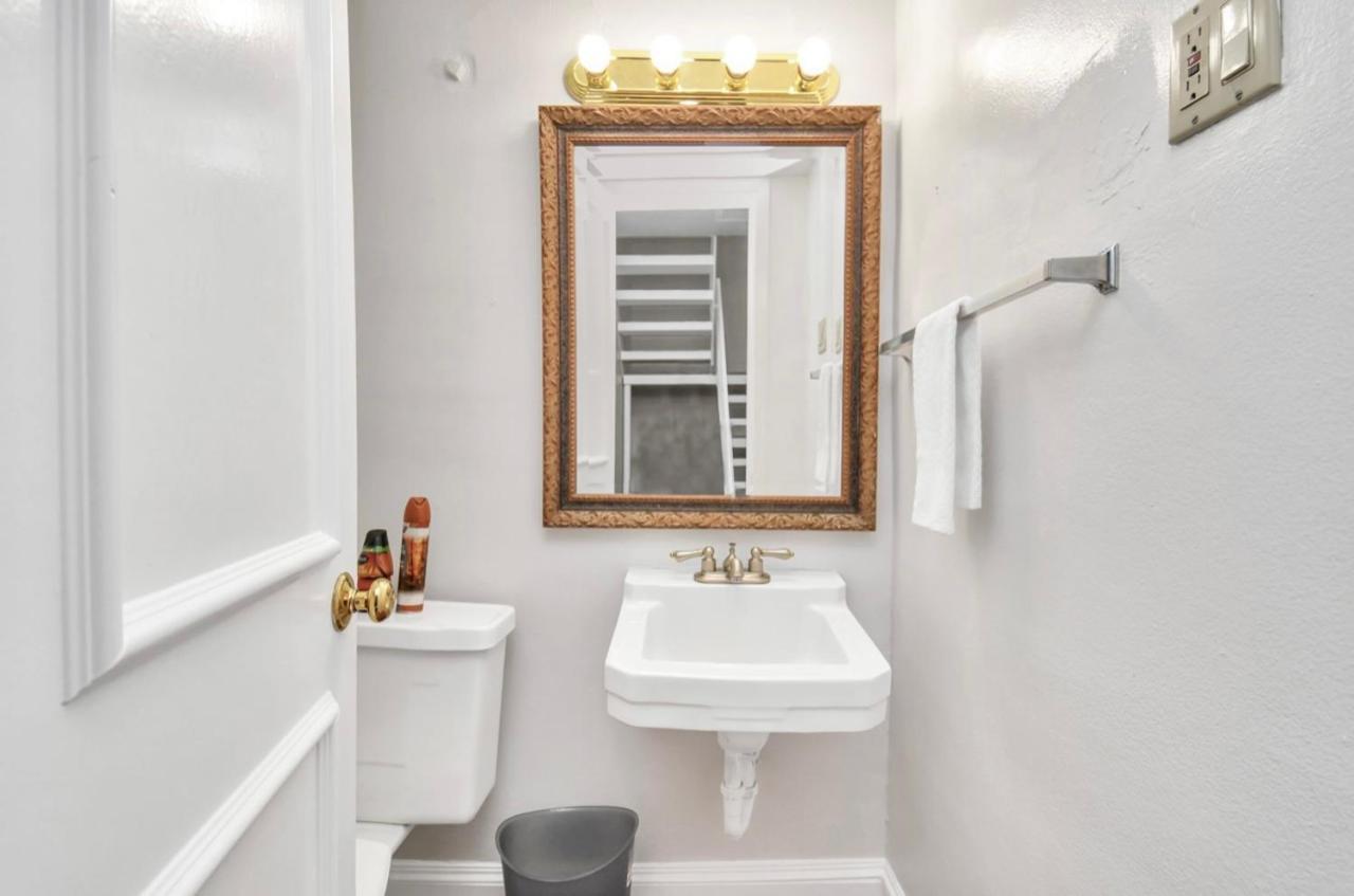 Apartment Retro Haven 2br Townhome Located In Montrose *
