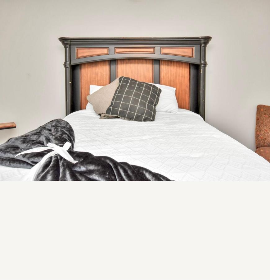 Retro Haven 2br Townhome Located In Montrose