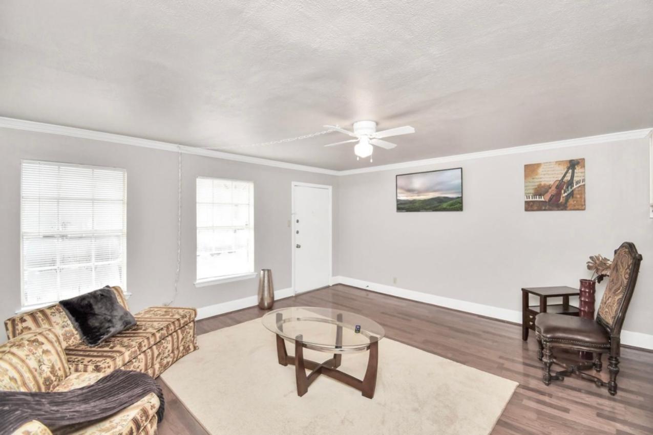 Retro Haven 2br Townhome Located In Montrose * Houston