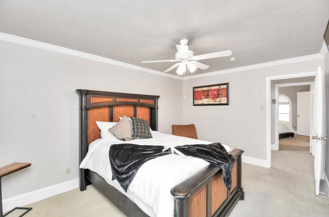 Retro Haven 2br Townhome Located In Montrose