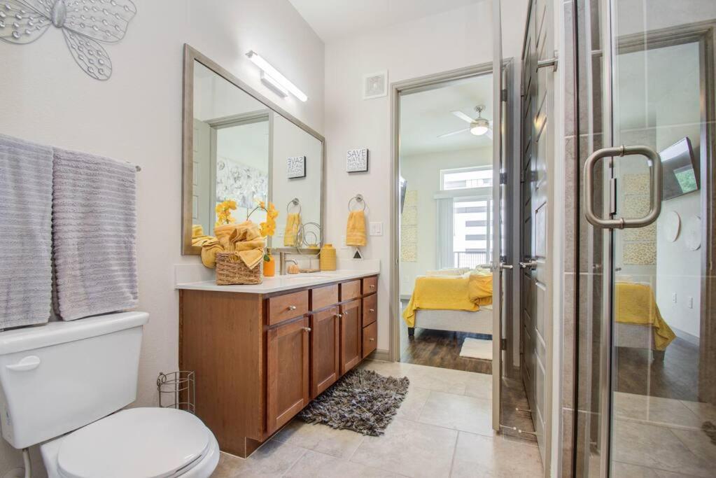 Apartment Luxury Living Downtown Kingbed. *