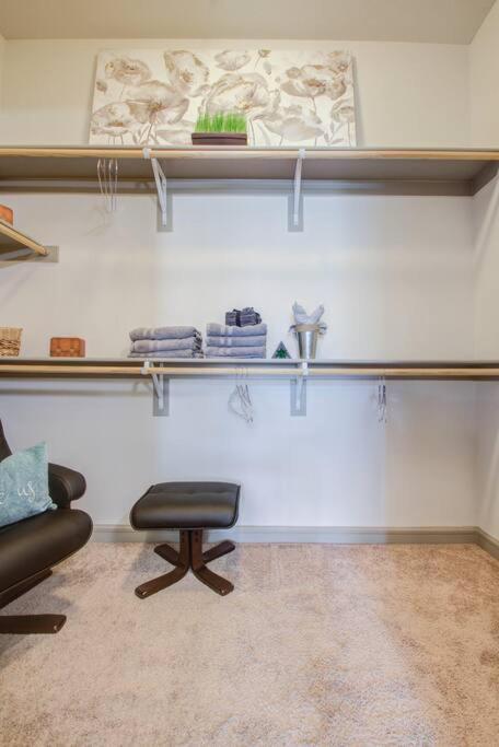 Luxury Living Downtown Kingbed. Apartment