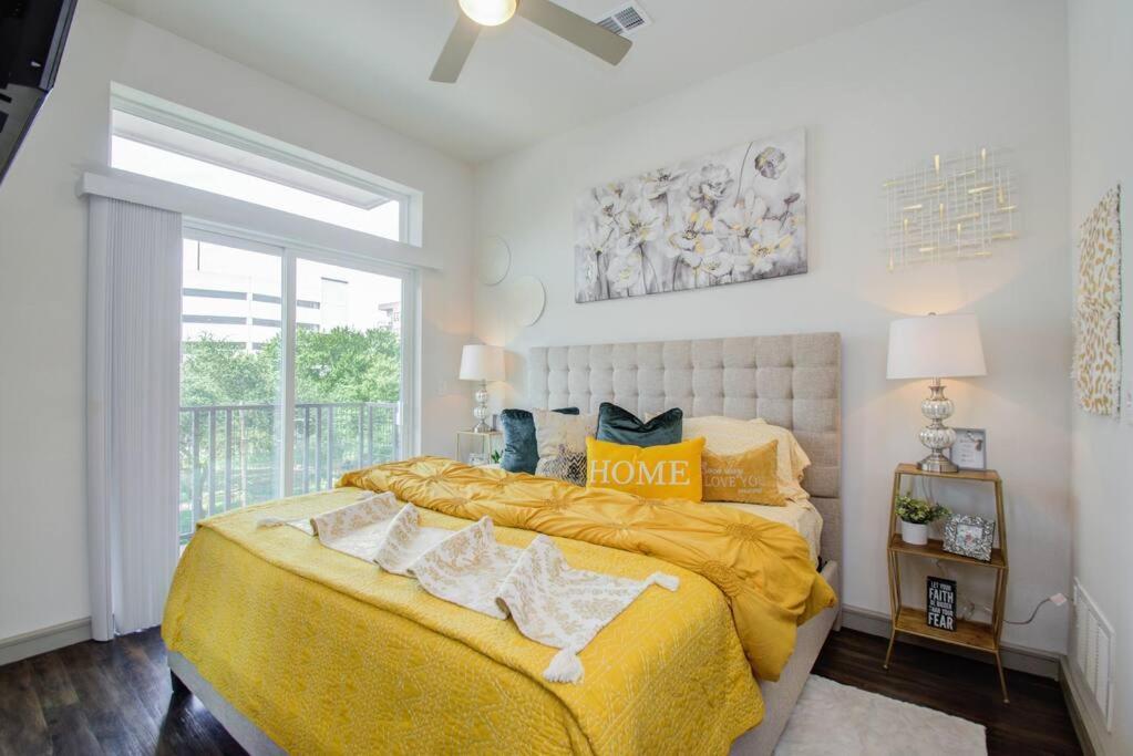 Luxury Living Downtown Kingbed. * Houston