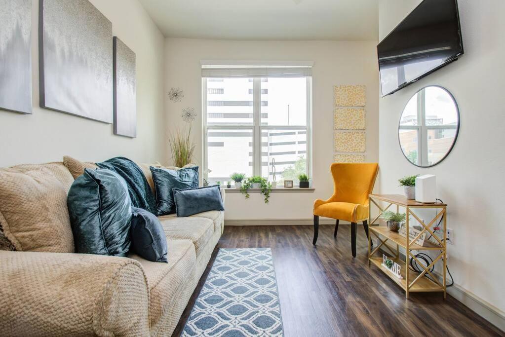 Luxury Living Downtown Kingbed. Apartment