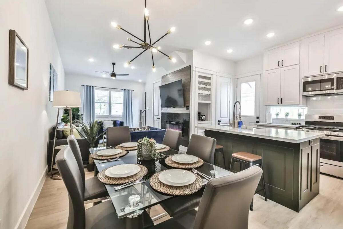 Inter-connected Duplex 8br Sleeps 22 Swim Houston
