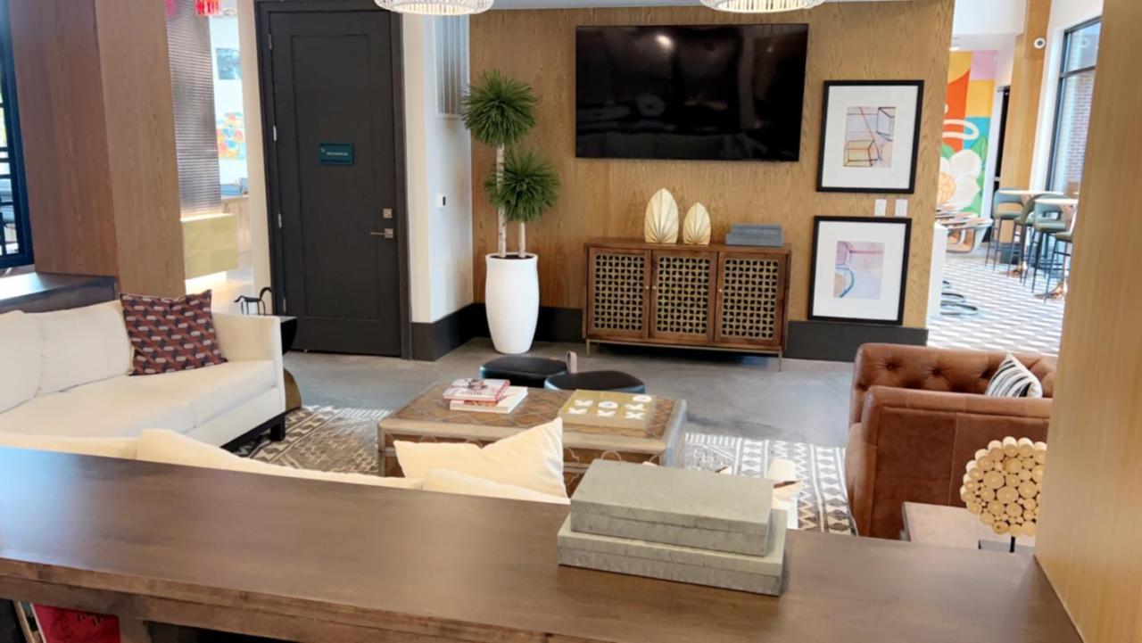 Luxe Mid-downtown Apartment *