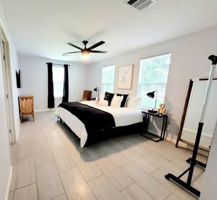 Centrally Located, Black & White Charmer Sleeps 10 Holiday home