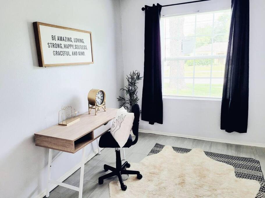 Centrally Located, Black & White Charmer Sleeps 10 * Houston