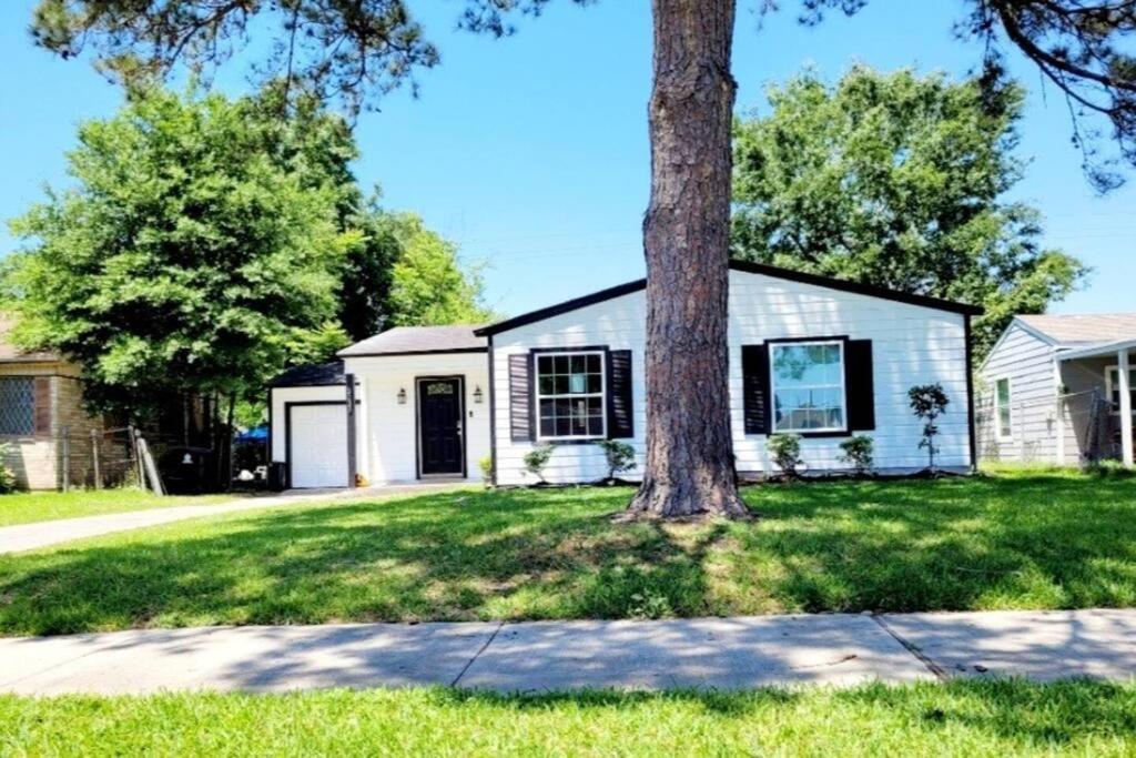 Holiday home Centrally Located, Black & White Charmer Sleeps 10 Houston