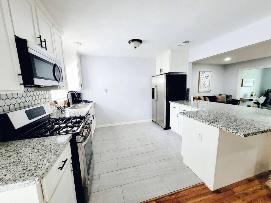 Centrally Located, Black & White Charmer Sleeps 10 Holiday home Houston