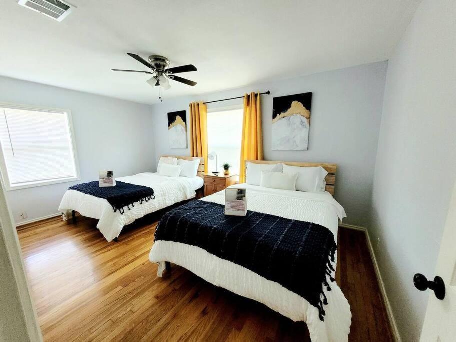 Centrally Located, Black & White Charmer Sleeps 10 Houston